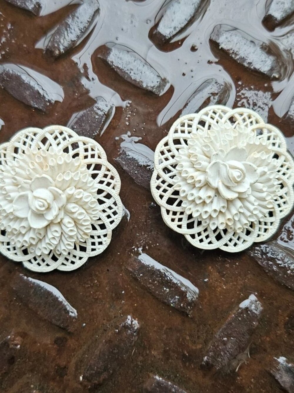 Vintage Earrings Round Flower Shape Plastic Fashion Jewelry Stud Earrings White - Picture 2 of 11
